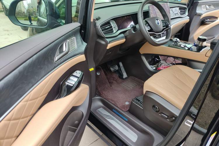 Used Denza D9 2025 DM-i Smart Drive 1020 Four-Wheel Drive Deluxe Model
