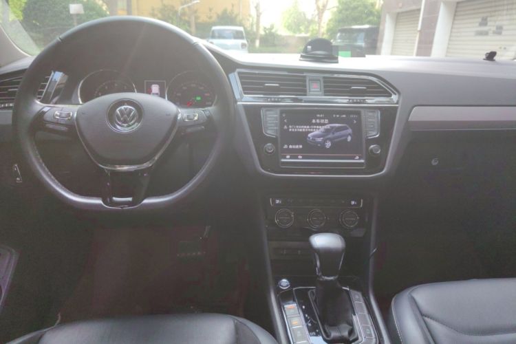 Used Volkswagen Tiguan L 2017 380TSI Automatic All-Wheel-Drive Luxury Edition Center Console