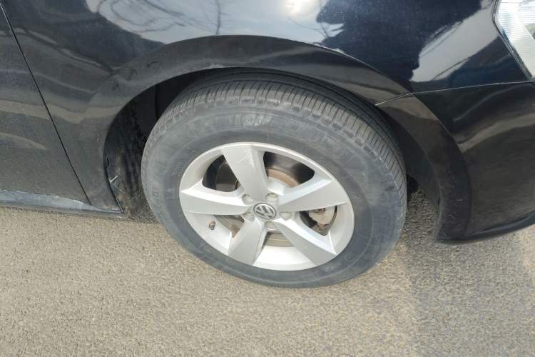 Used Volkswagen Lavida 2015 1.6L Automatic Fashion Edition Right Front Wheel Hub