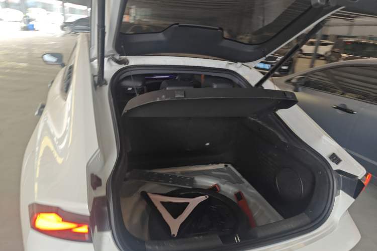 Used CHANGAN UNI-V 2022 1.5T Smart Navigation Version Trunk