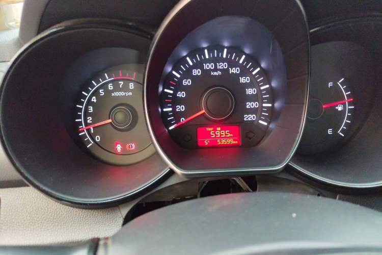 Used Kia K2 2015 Sedan 1.4L MT GLS Odometer Close Up