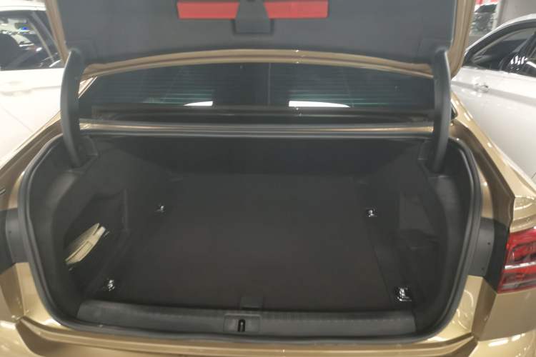 Used Volkswagen Phideon 2021 380TSI Luxury Edition Trunk