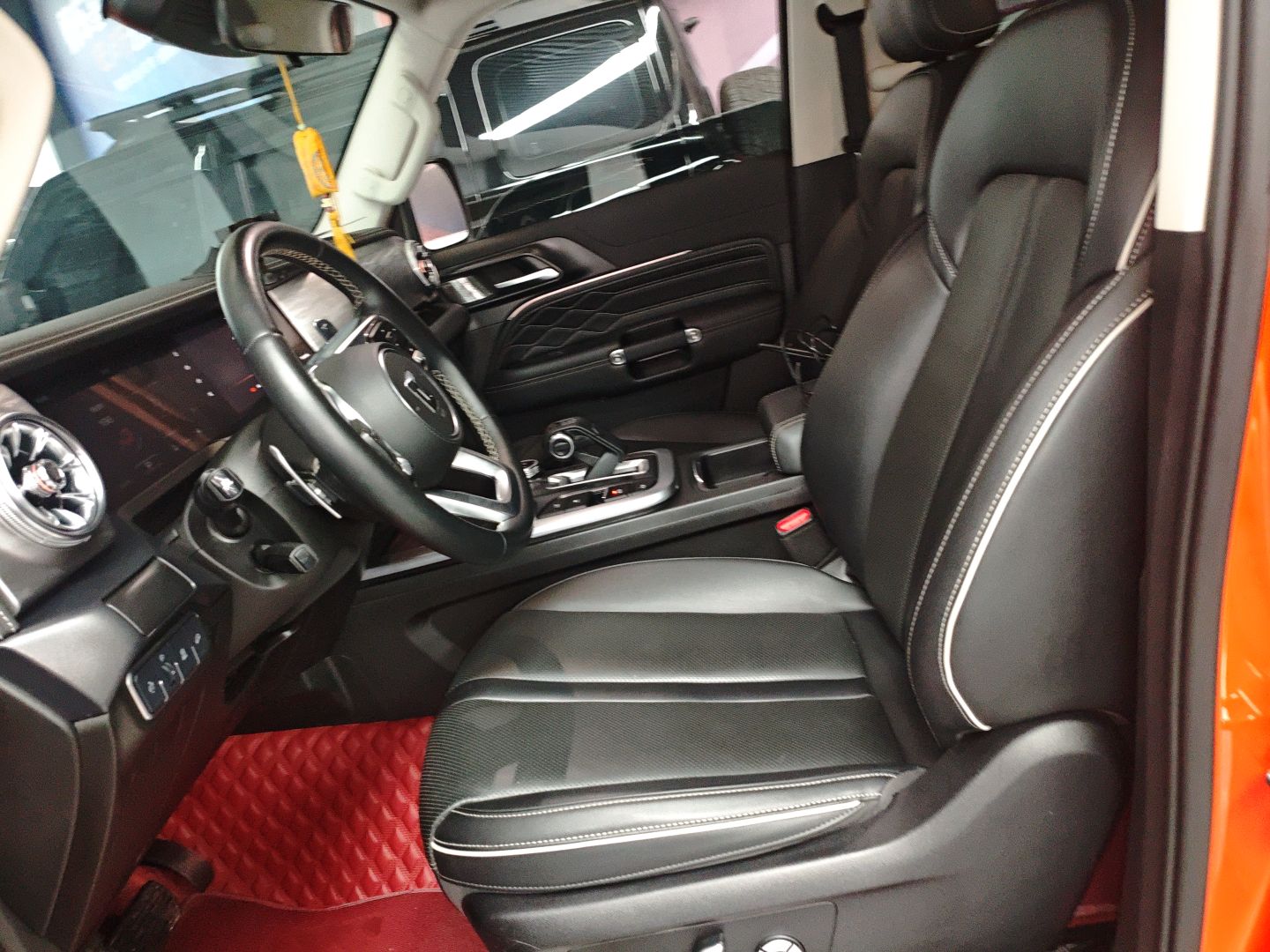 Переднее сиденье в автомобиле