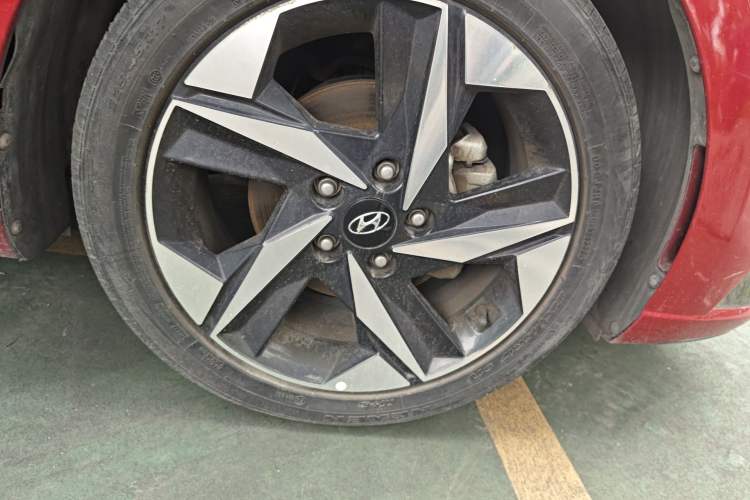 Used Hyundai Elantra 2021 1.5L CVT GLX Elite Edition Right Front Wheel Hub
