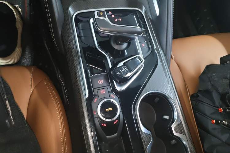 Used SAIC MAXUS D90 Pro 2020 2.0T Gasoline 4x4 Luxury Edition 6 Seats