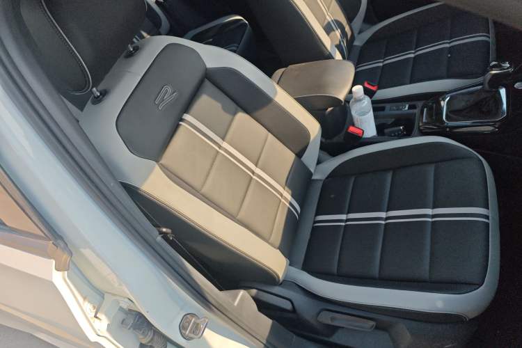 Used Volkswagen T-ROC 2023 300TSI DSG Two-Wheel Drive Starlight Edition
