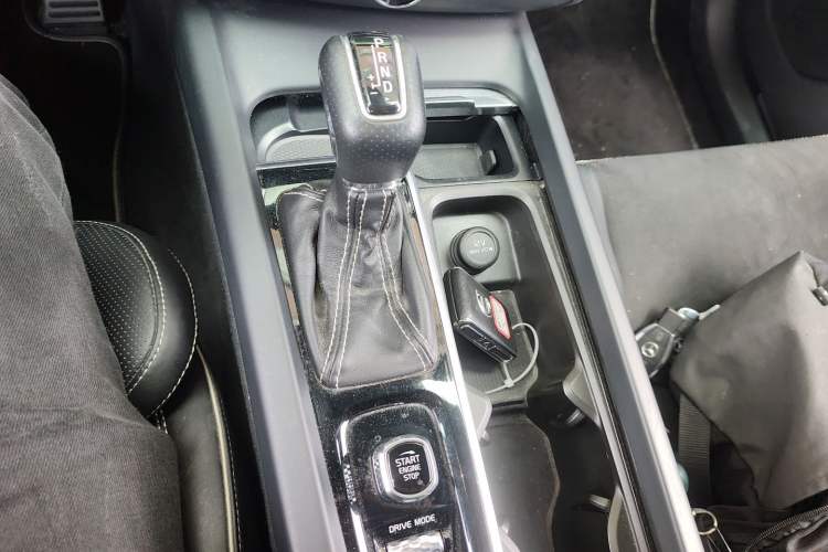 Used Volvo XC60 2018 T5 4x4 Smart & Sporty Edition Gear Lever
