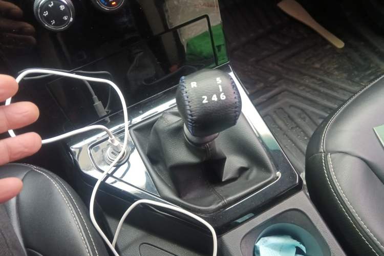 Used Wuling Hongguang PLUS 2020 1.5L Manual Comfort 7-Seater Gear Lever