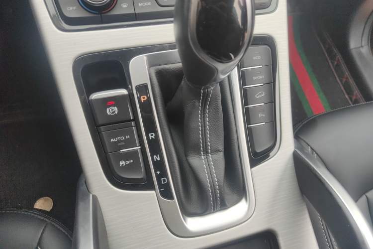 Used Geely Auto Emgrand X7 Sport 2018 1.8TD Automatic Two-Wheel Drive Smart Connect 4G Internet Edition Gear Lever