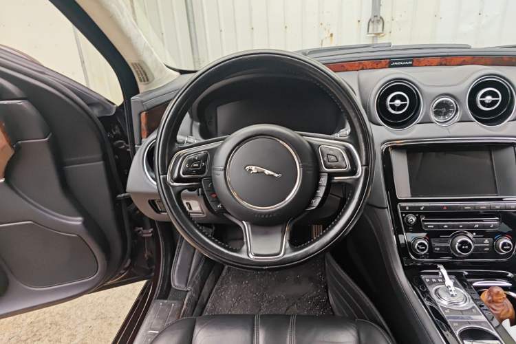 Used Jaguar XJ 2014 XJL 3.0 SC Two-Wheel-Drive Panoramic Business Edition
