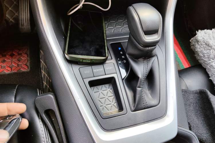 Used Toyota RAV4 2020 2.0L CVT Two-Wheel Drive Fashion Edition Gear Lever