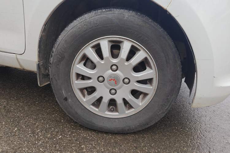 Used Wuling Rongguang V 2016 1.5L Standard Version Right Front Wheel Hub