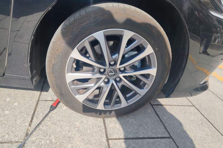 Used Lexus ES 2025 200 Premium Edition Right Front Wheel Hub