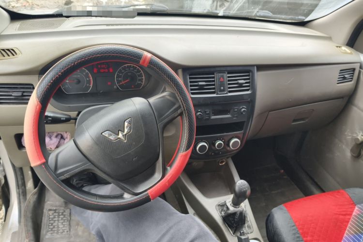 Used Wuling Rongguang V 2019 1.5L Van - Utility Model Center Console