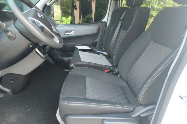 Used SAIC MAXUS Xintu V80 2025 PRO Aoyuntong 2.0T AMT Short Wheelbase Mid-Height 5/6-Seater
