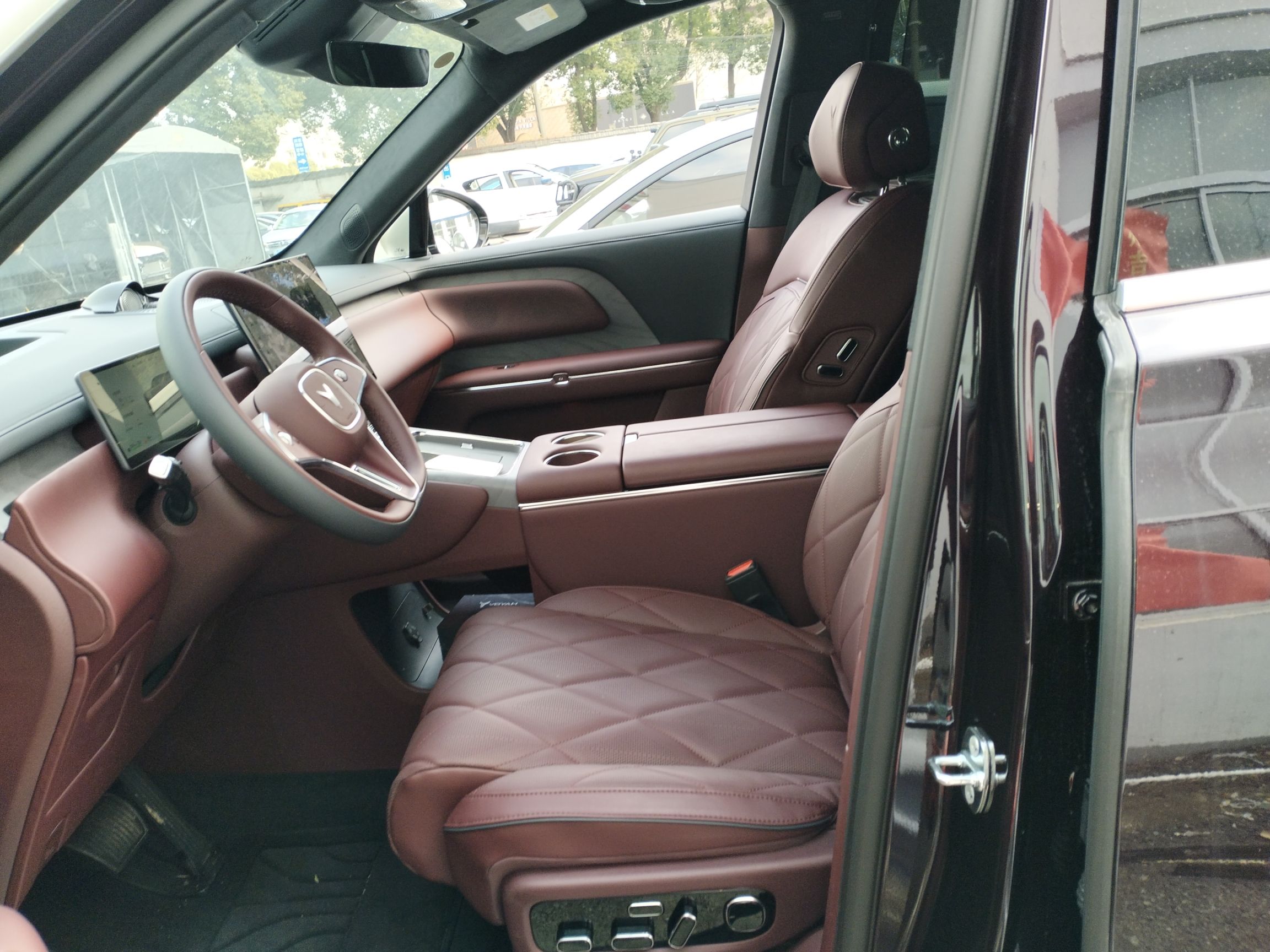 المقاعد الأمامية داخل السيارة