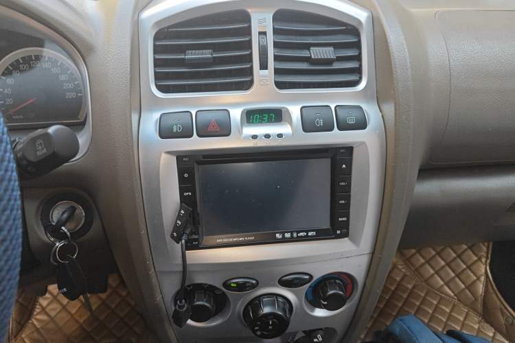 Used Huatai Santa Fe Classic 2012 2.0L Gasoline Manual Two-Wheel Drive Comfort Version Audio And AC Panel