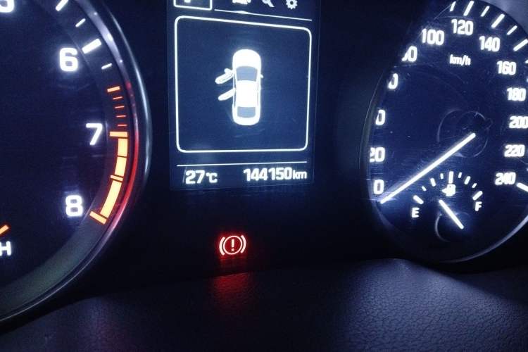 Used Hyundai Elantra (6th Generation / Lingdong) 2016 1.6L Automatic ZhiXuan – Elite Version Odometer Close Up