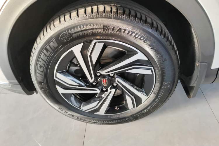 Used Hongqi HS5 2022 Revised Version 2.0T Smart Connect Flagship Edition Left Front Wheel Hub