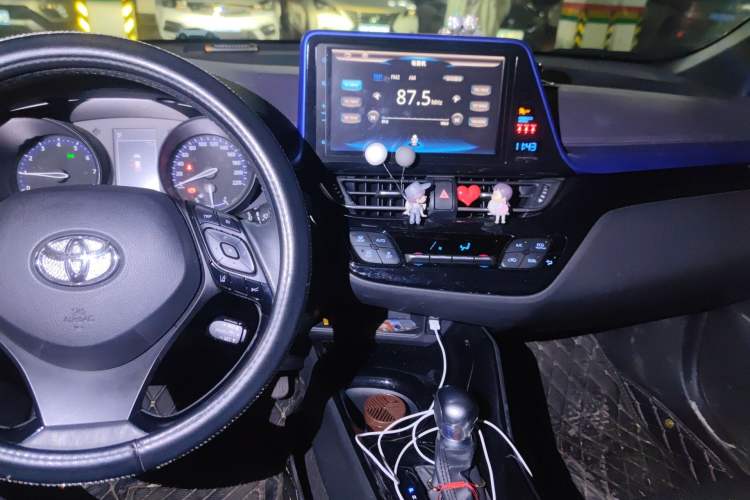 Used Toyota C-HR 2018 2.0L Luxury Sunroof Version China VI Standard Audio And AC Panel