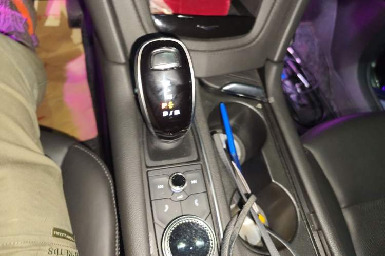 Used Cadillac XT6 2021 2.0T Six-Seater Four-Wheel-Drive Luxury Version Gear Lever