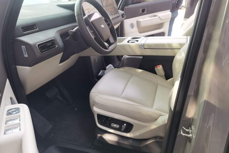 Used Li Auto MEGA 2024 Ultra Model
