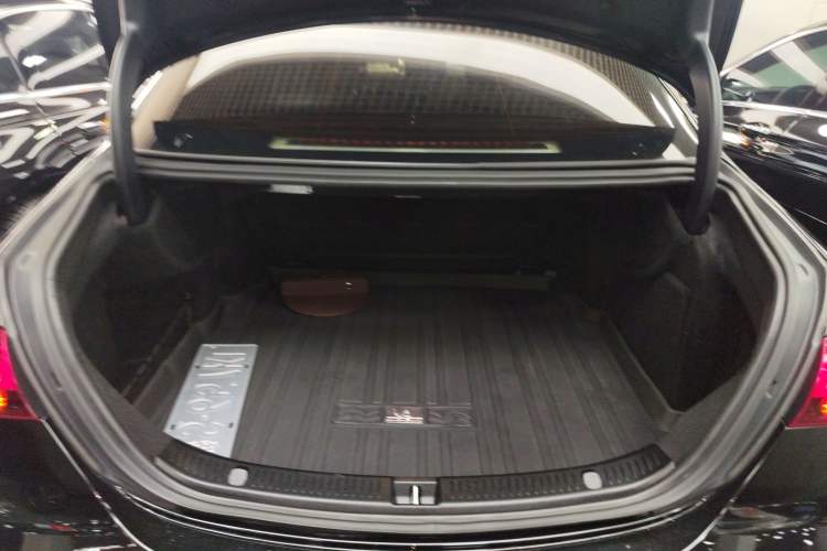 Used Mercedes-Benz E-Class 2022 Second Facelift E 300 L Luxury Edition Trunk