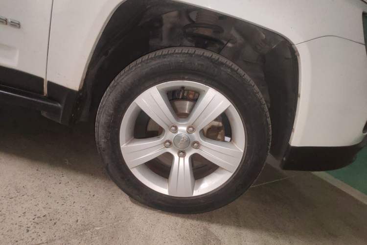 Used Jeep Compass 2014 2.0L two-wheel drive sport version Right Front Wheel Hub