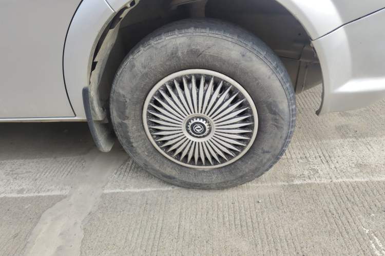 Used Dongfeng Yufeng 2021 2.3T V9 Logistics Vehicle Long Wheelbase Mid-Roof Design 6-9 Seats China V Emission Standard WP2.3 Right Front Wheel Hub