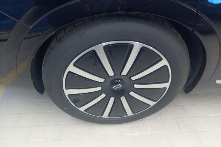 Used Hima AITO M9 2024 Range-Extended Ultra Version 42 kWh 6-Seater Model Right Rear Wheel Hub