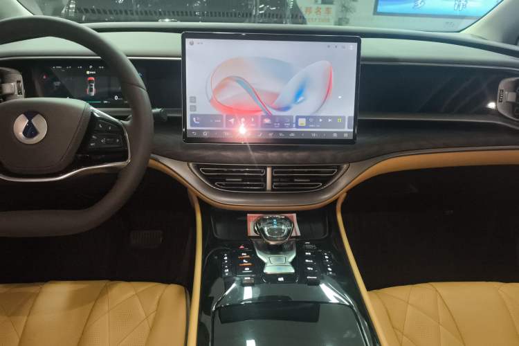 Used Denza D9 2025 EV Intelligent Driving Edition 620 Luxury Model
