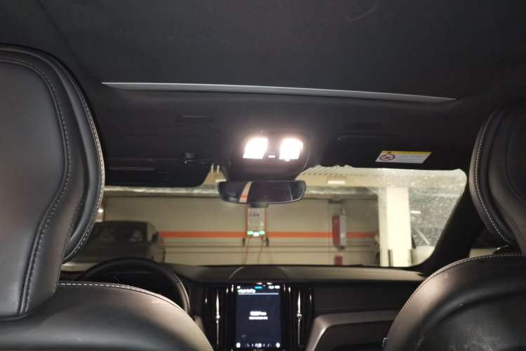 Used Volvo XC60 New Energy 2025 Plug-in Hybrid Long-Range All-Wheel Drive Zhiyuan Extreme Night Black Edition Headliner