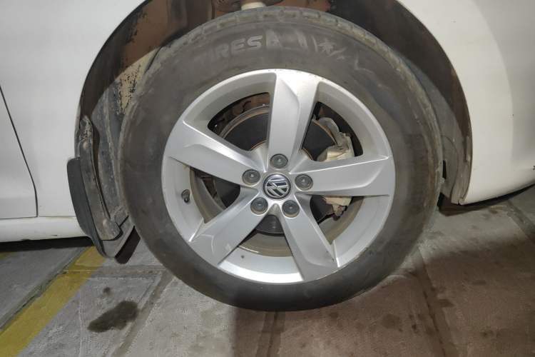 Used Volkswagen Santana 2015 1.6L Automatic Comfort Edition Right Front Wheel Hub