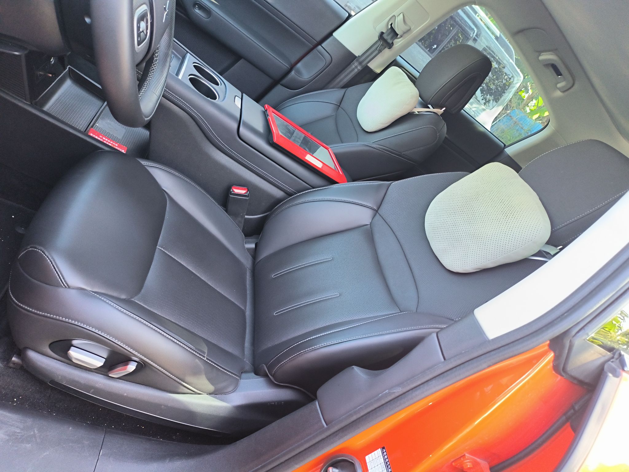 المقاعد الأمامية داخل السيارة