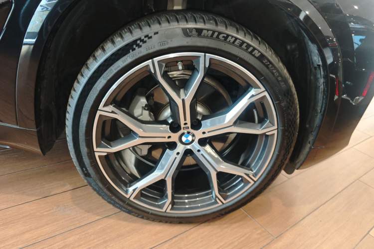 Used BMW X5 2025 Model, xDrive 30Li Prestige M Sport Night Package Right Front Wheel Hub