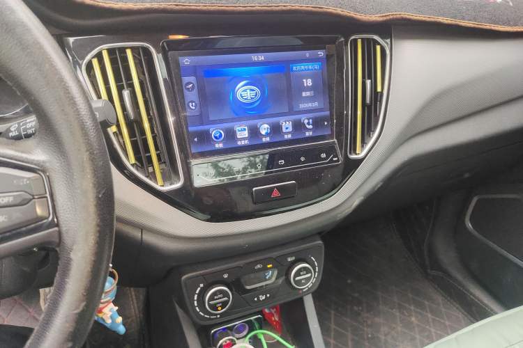 Used FAW Senya R7 2017 1.5T Manual Luxury Sunroof Model Audio And AC Panel