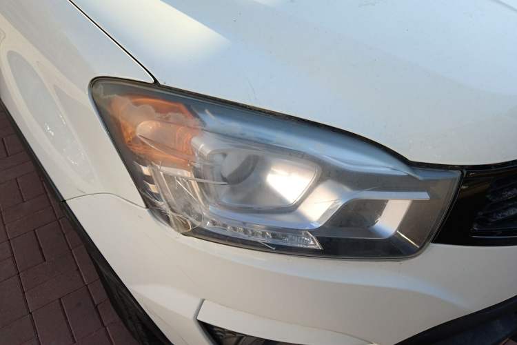 Used SsangYong Korando 2015 2.0L Two-Wheel Drive Manual ZhiZhen Edition Right Front Headlight