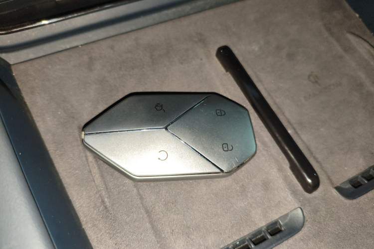 Used Formula Leopard 5 2023 Cloud Ride Flagship Edition
