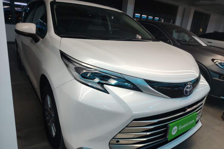 Used Toyota SIENNA 2021 2.5L Hybrid Luxury Edition Front Right 45 Deg