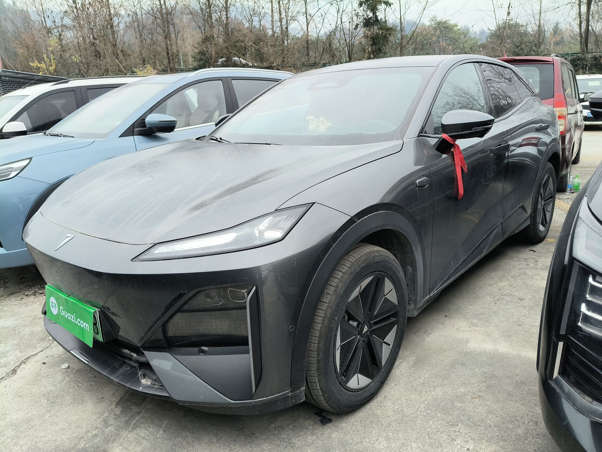 Под передней частью автомобиля