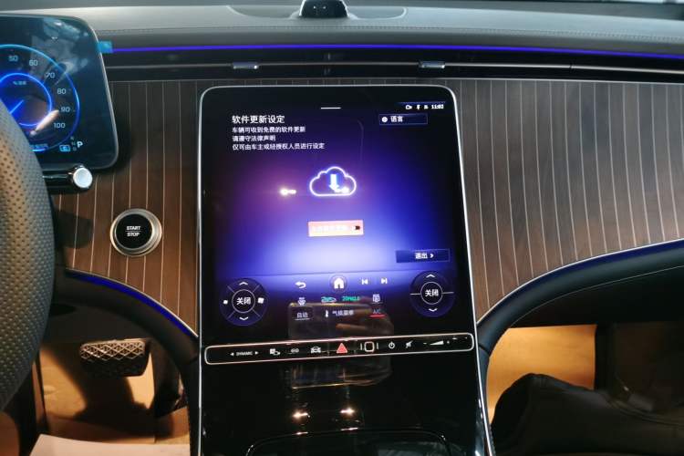 Used Mercedes-Benz EQE SUV 2024 500 4MATIC Pioneer Edition Audio And AC Panel