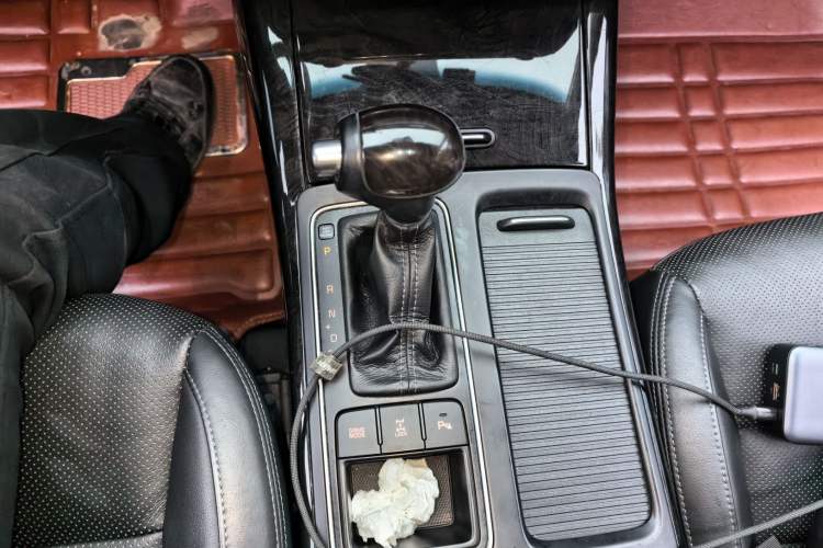 Used Kia Sorento 2015 Sorento L 2.4L Gasoline 4WD Elite Edition 5 Seats China IV Standard Gear Lever