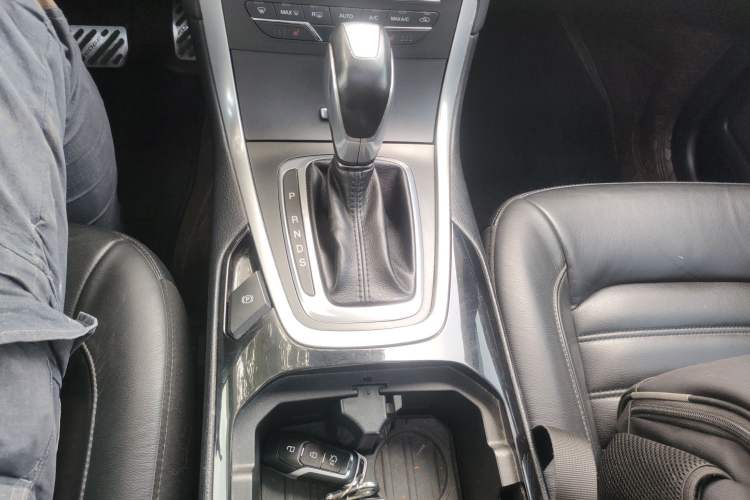 Used Ford Edge 2015 2.0T GTDi Two-Wheel-Drive High-Line Version