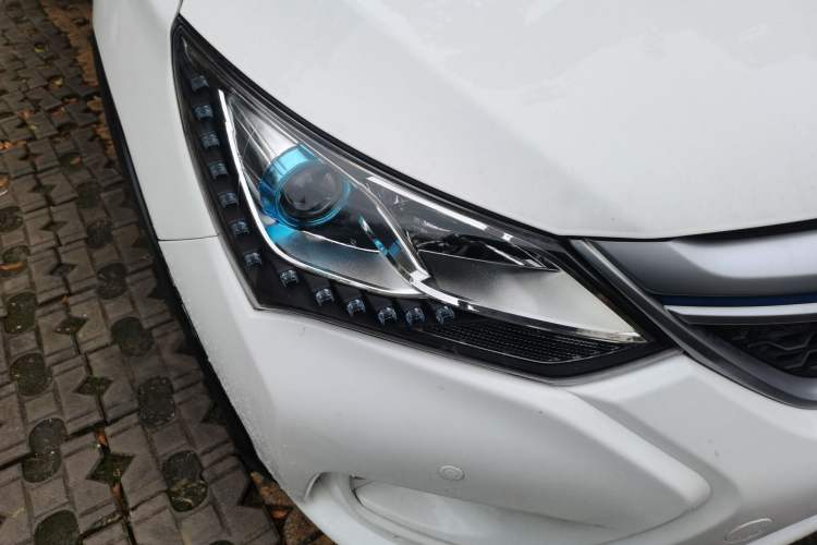 Used BYD Song New Energy 2017 Song DM 1.5TID All-Wheel Drive Prestige Model Right Front Headlight