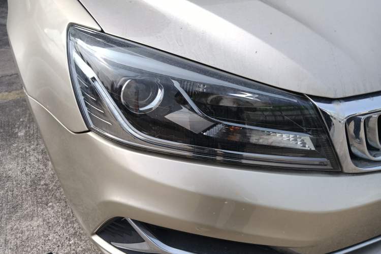 Used Geely Auto Emgrand 2019 Leading Edition 1.5L CVT Luxury Model China VI Standard Right Front Headlight