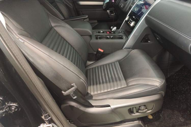 Used Land Rover Discovery 2021 360 PS R-Dynamic S Right Front Seat