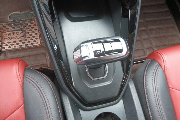 Used Haval H2s 2018 Red-Label 1.5T Dual-Clutch Elite Model Gear Lever