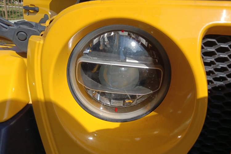 Used Jeep Wrangler 2019 2.0T Sahara Four-Door Version China VI Emission Standard Right Front Headlight