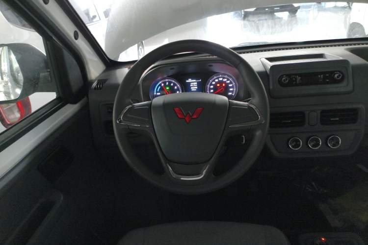 Used Wuling Yangguang 2025 Model 310KM Bus Edition—Customized by CATL
