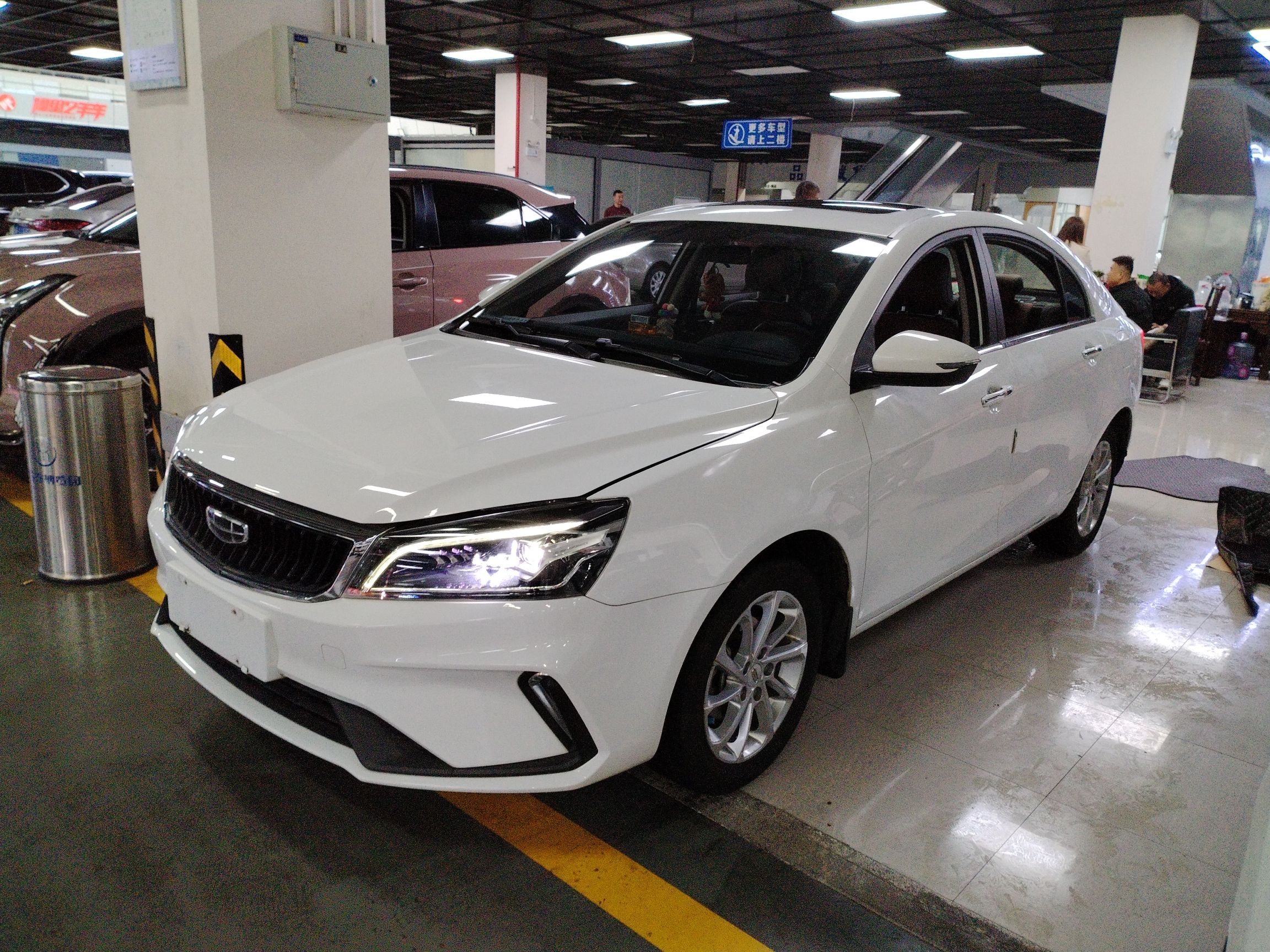 تحت مقدمة السيارة